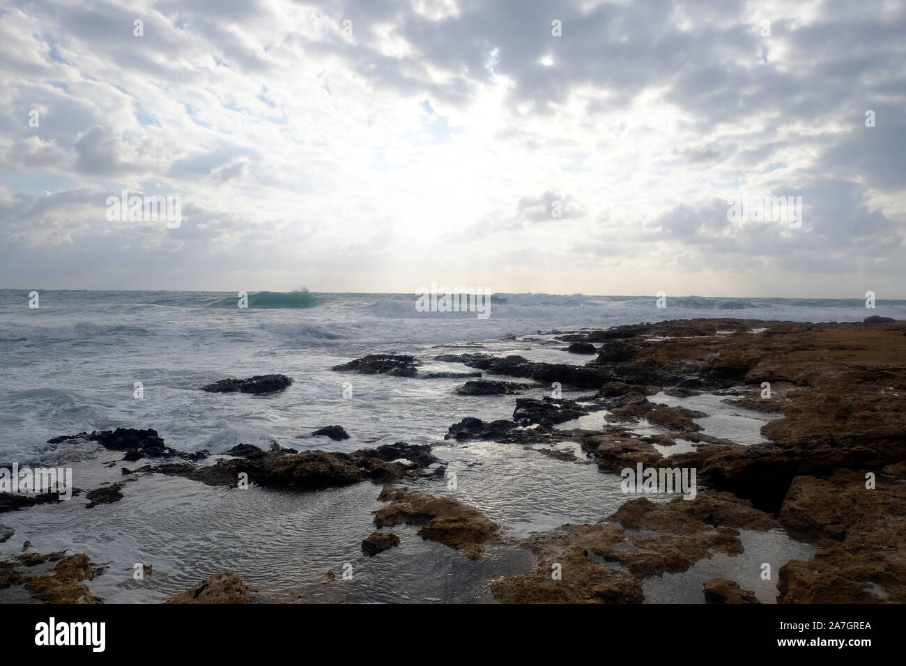 Paesaggio con bel tramonto sul mare con pietre in mare e le nuvole in cielo il giorno di estate Foto Stock