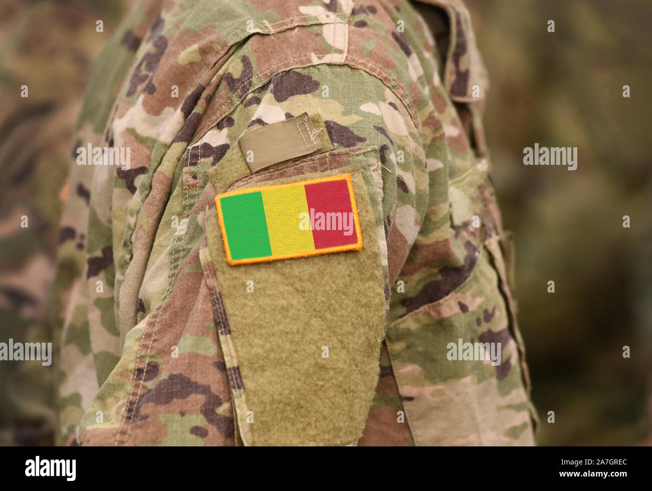 Bandiera del Mali in uniforme militare. Esercito, truppe militari. Collage. Foto Stock