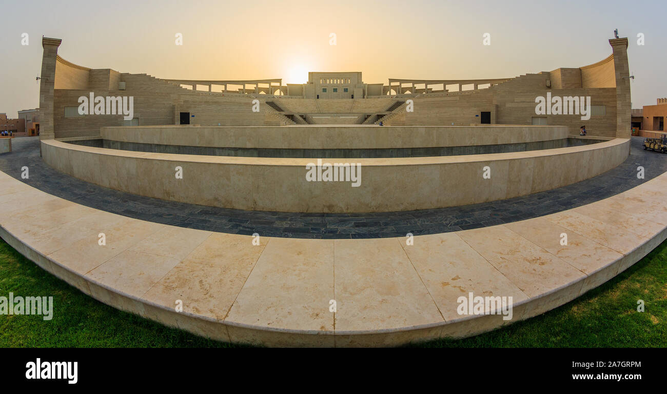 L'anfiteatro nel villaggio culturale di Katara, Doha Qatar pesce occhio vista in luce del giorno con il sole sullo sfondo Foto Stock