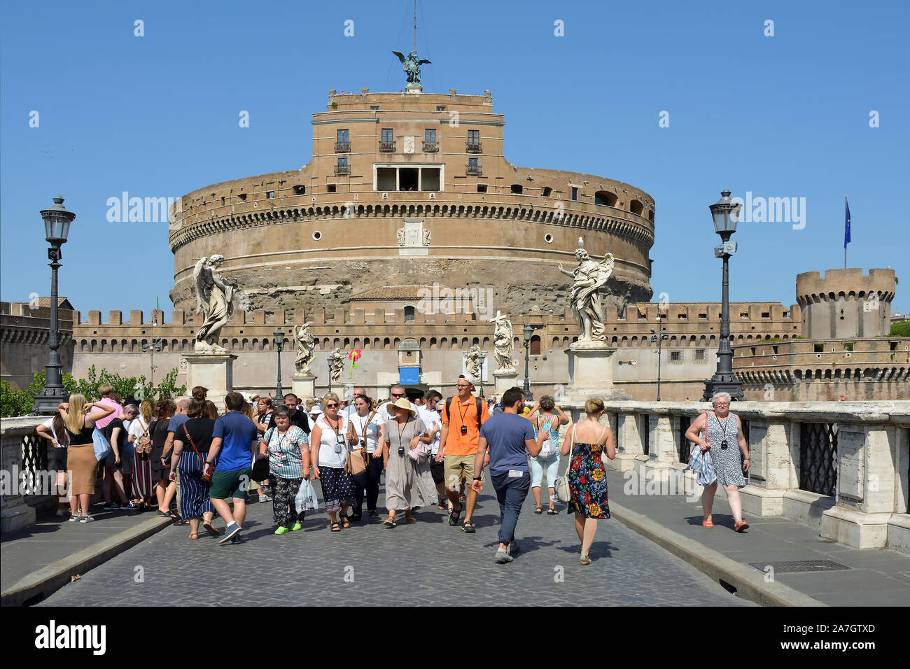 Turisti sul ponte di Angelo bevor l'angelo castello con il Museo Nazionale di Roma - Italia. Foto Stock