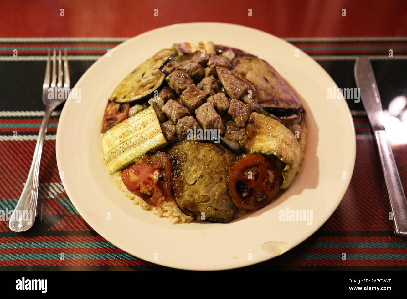 Agnello Maqluba (agnello "capovolto", verdure e riso), ristorante Hawa Madaba, King Talal Street, Madaba, Madaba Governatorato, Giordania, Medio Oriente Foto Stock