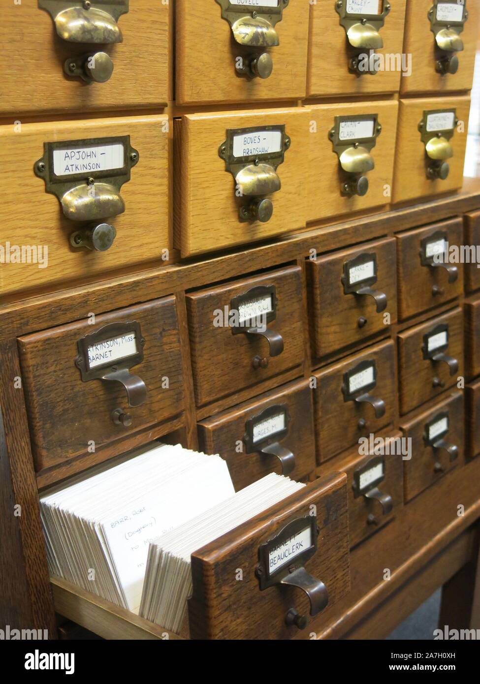 Belfast più antichi della biblioteca, Linen Hall, mantiene una vecchia  scheda di legno catalogo con cassetti di voci in ordine alfabetico Foto  stock - Alamy