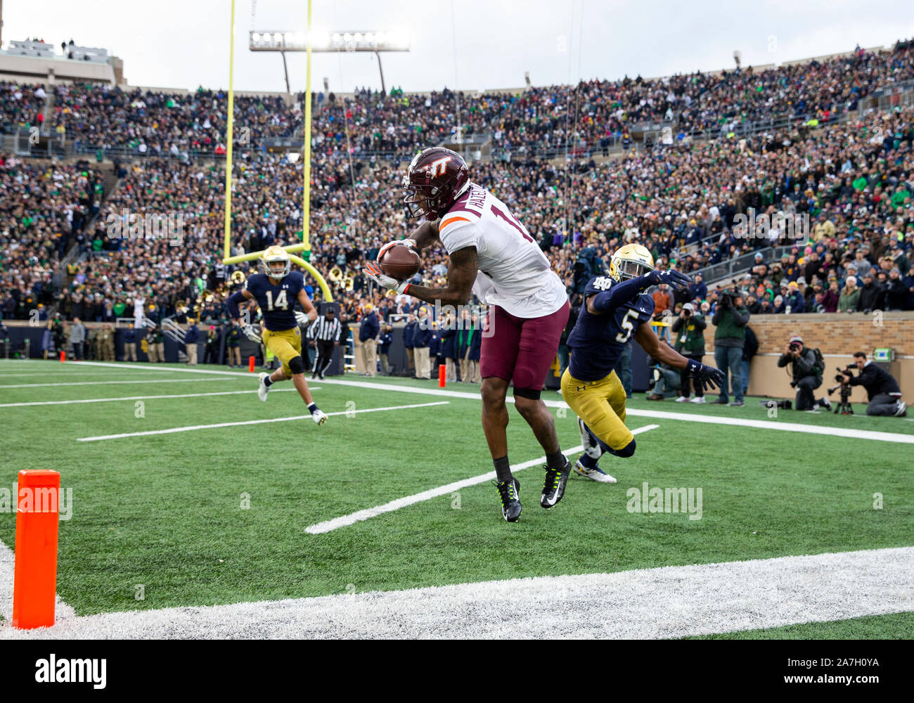 02 novembre 2019: Virginia Tech wide receiver Damon Hazelton (14) Catture touchdown come Notre Dame defensive back Troy orgoglio Jr. (5) difende durante il NCAA Football azione di gioco tra il Virginia Tech Hokies e la Cattedrale di Notre Dame Fighting Irish di Notre Dame Stadium di South Bend, Indiana. John Mersits/CSM. Foto Stock