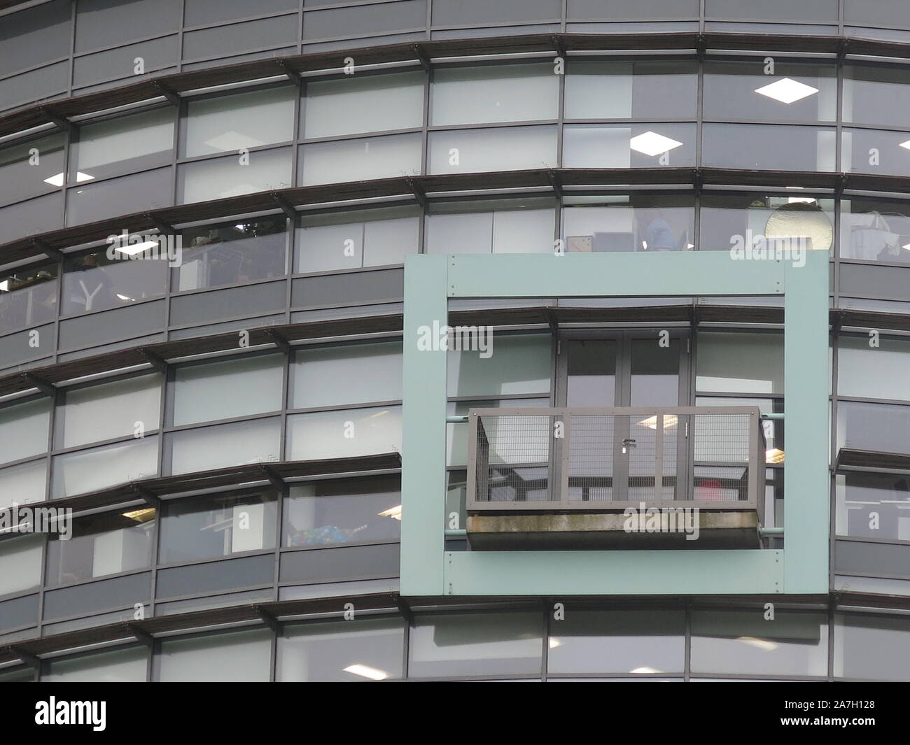 'L'imbarcazione' è un iconico uso misto di sviluppo ufficio alloggi e residenziale, con la sua architettura contemporanea una suggestiva pietra miliare di Belfast. Foto Stock