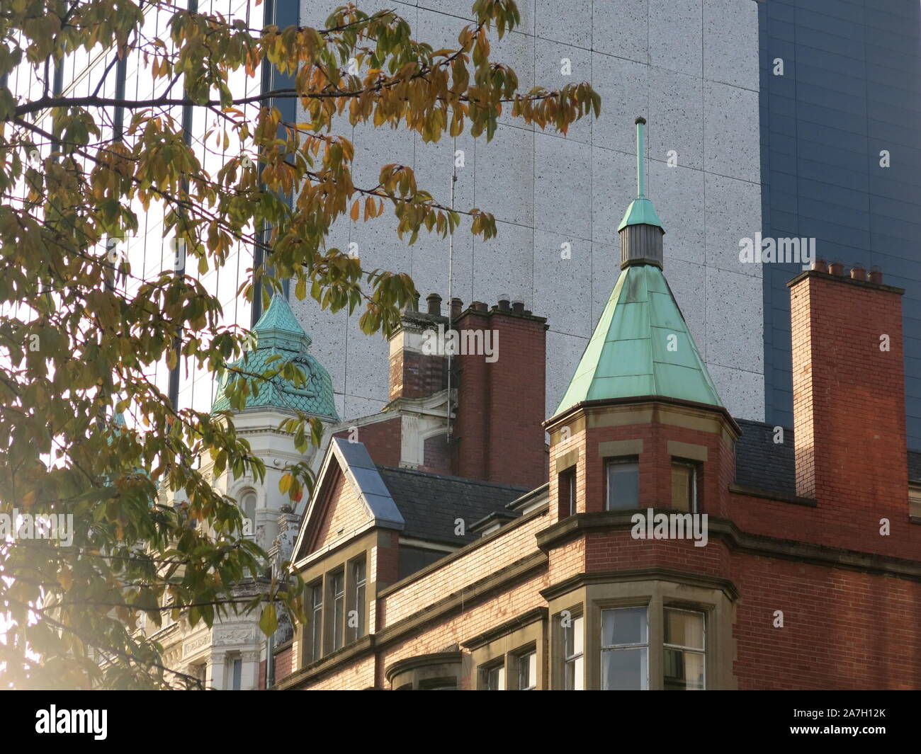 Il Belfast City Centre dispone di una vasta gamma di stili architettonici che rappresentano stili di costruzione da diversi secoli. Foto Stock