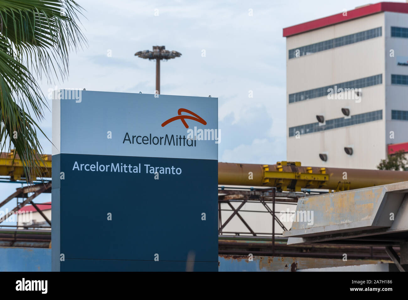ArcelorMittal mulino di acciaio ingresso in Taranto, Italia Foto Stock