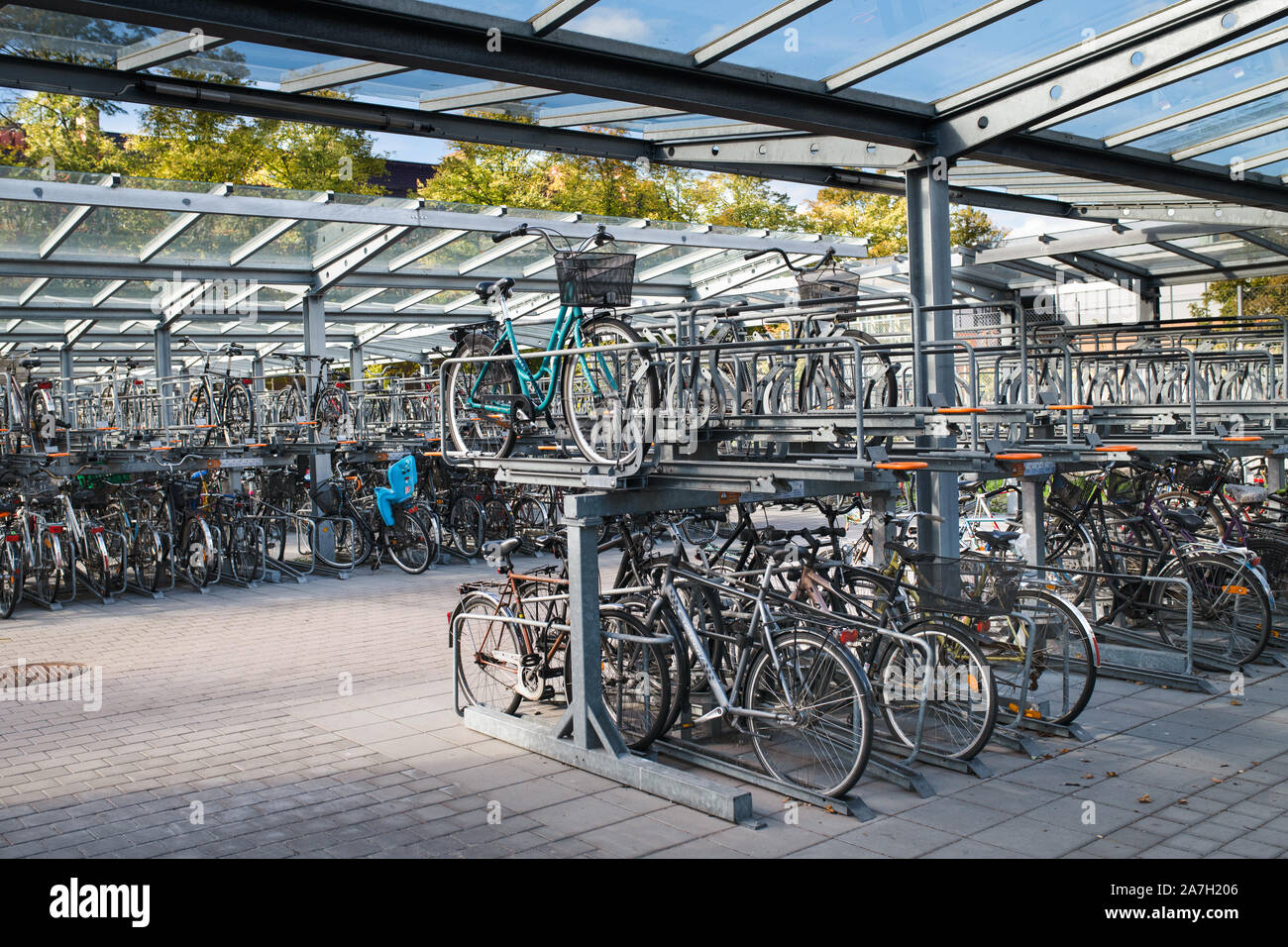 Molte moto memorizzati in bicicletta struttura di parcheggio Foto Stock