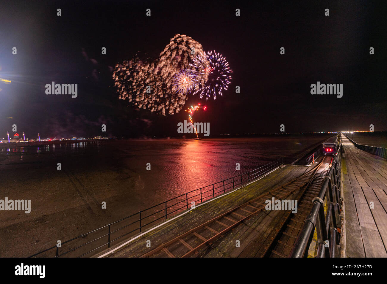 Nonostante il vento e la pioggia di fuochi d'artificio ha preso posto adiacente a Southend il famoso molo da una chiatta nell'estuario del Tamigi. Una breve sezione del molo è stata aperta per consentire ai visitatori di apprezzare il display lontano dal mare. Fuochi d' artificio notte Foto Stock