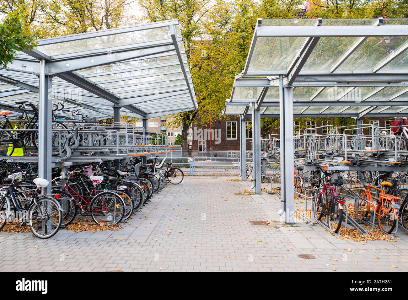 Molte moto memorizzati in bicicletta struttura di parcheggio Foto Stock