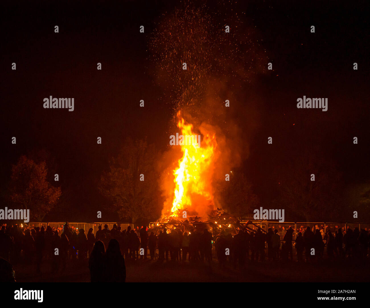 Haddington, East Lothian, Scozia, Regno Unito. Il 2 novembre 2019. Guy Fawkes notte dei falò con una folla di spettatori attorno ad un grande falò di notte Foto Stock