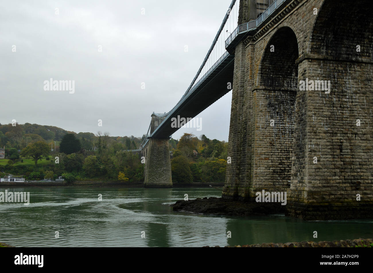 Menai Bridge, il Galles del Nord, Snowdonia, Regno Unito - Ottobre 2019: alberi autunnali e vedute di Menai Bridge e menai rettilinei. Foto Stock