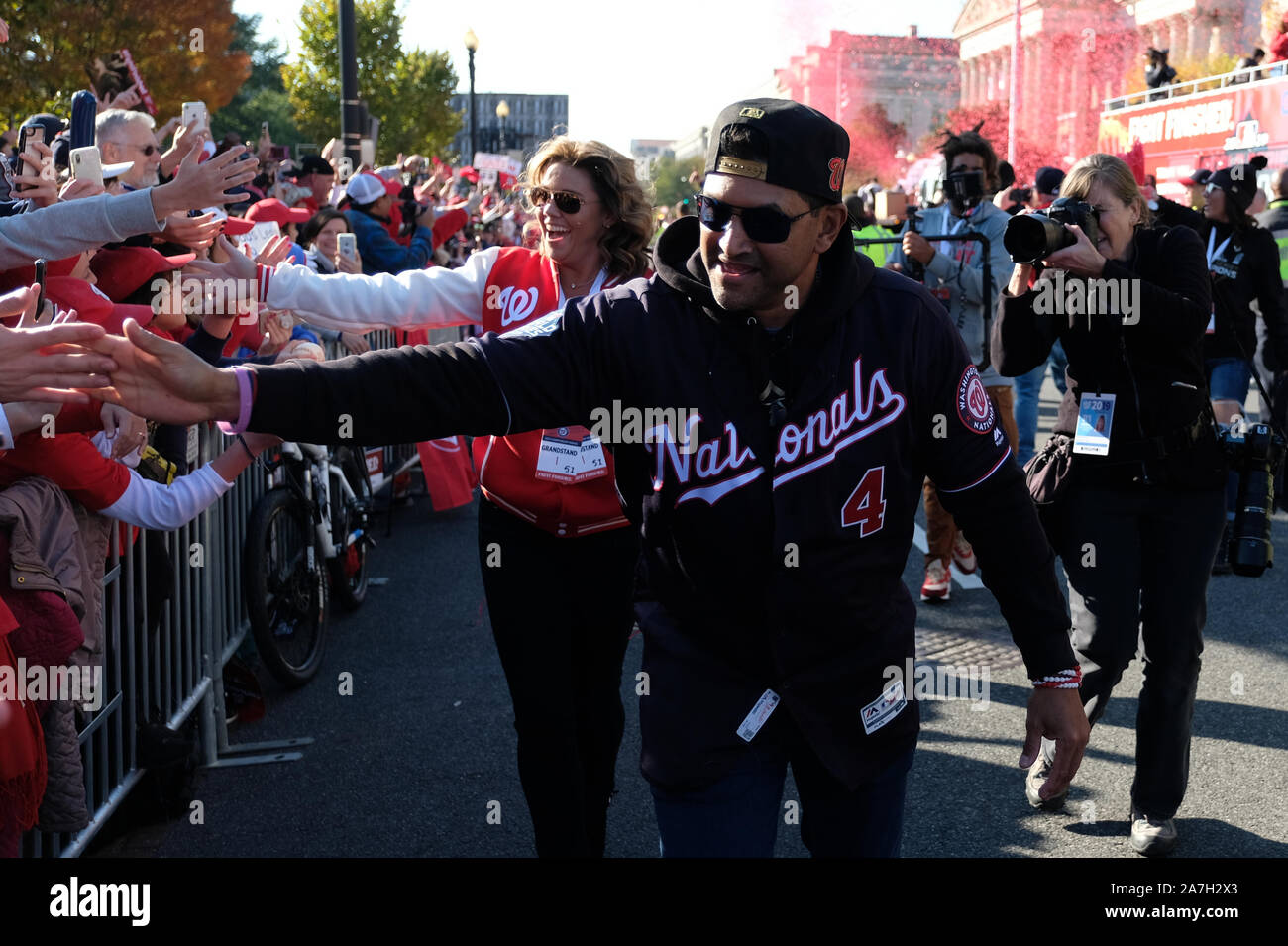 Washington, Stati Uniti. 02Nov, 2019. David Martinez, pullman e manager per i cittadini di Washington, celebra durante la sfilata per la squadra dopo aver vinto la World Series, in Washington, DC il Sabato 2 Novembre, 2019. Foto di Alex Wroblewski/UPI Credito: UPI/Alamy Live News Foto Stock