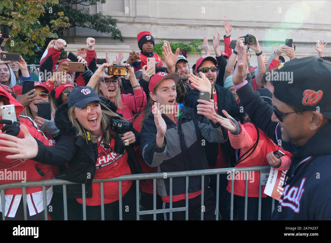 Washington, Stati Uniti. 02Nov, 2019. David Martinez, pullman e manager per i cittadini di Washington, celebra durante la sfilata per la squadra dopo aver vinto la World Series, in Washington, DC il Sabato 2 Novembre, 2019. Foto di Alex Wroblewski/UPI Credito: UPI/Alamy Live News Foto Stock