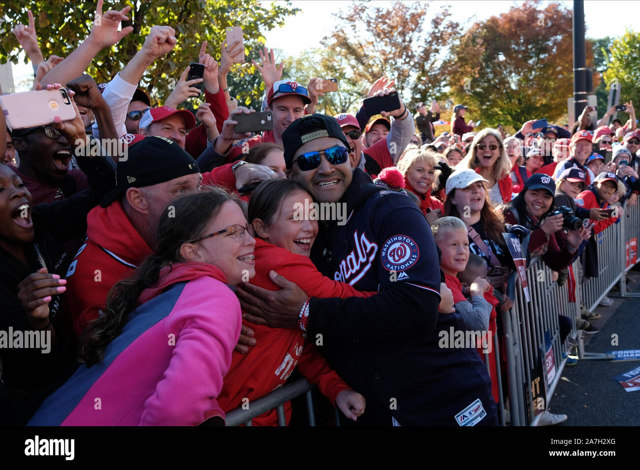 Washington, Stati Uniti. 02Nov, 2019. David Martinez, pullman e manager per i cittadini di Washington, celebra durante la sfilata per la squadra dopo aver vinto la World Series, in Washington, DC il Sabato 2 Novembre, 2019. Foto di Alex Wroblewski/UPI Credito: UPI/Alamy Live News Foto Stock