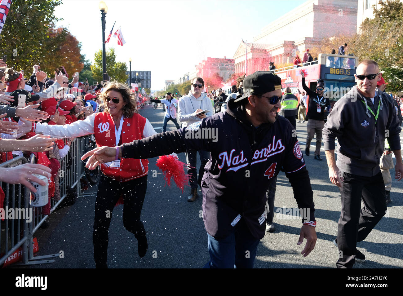 Washington, Stati Uniti. 02Nov, 2019. David Martinez, pullman e manager per i cittadini di Washington, celebra durante la sfilata per la squadra dopo aver vinto la World Series, in Washington, DC il Sabato 2 Novembre, 2019. Foto di Alex Wroblewski/UPI Credito: UPI/Alamy Live News Foto Stock
