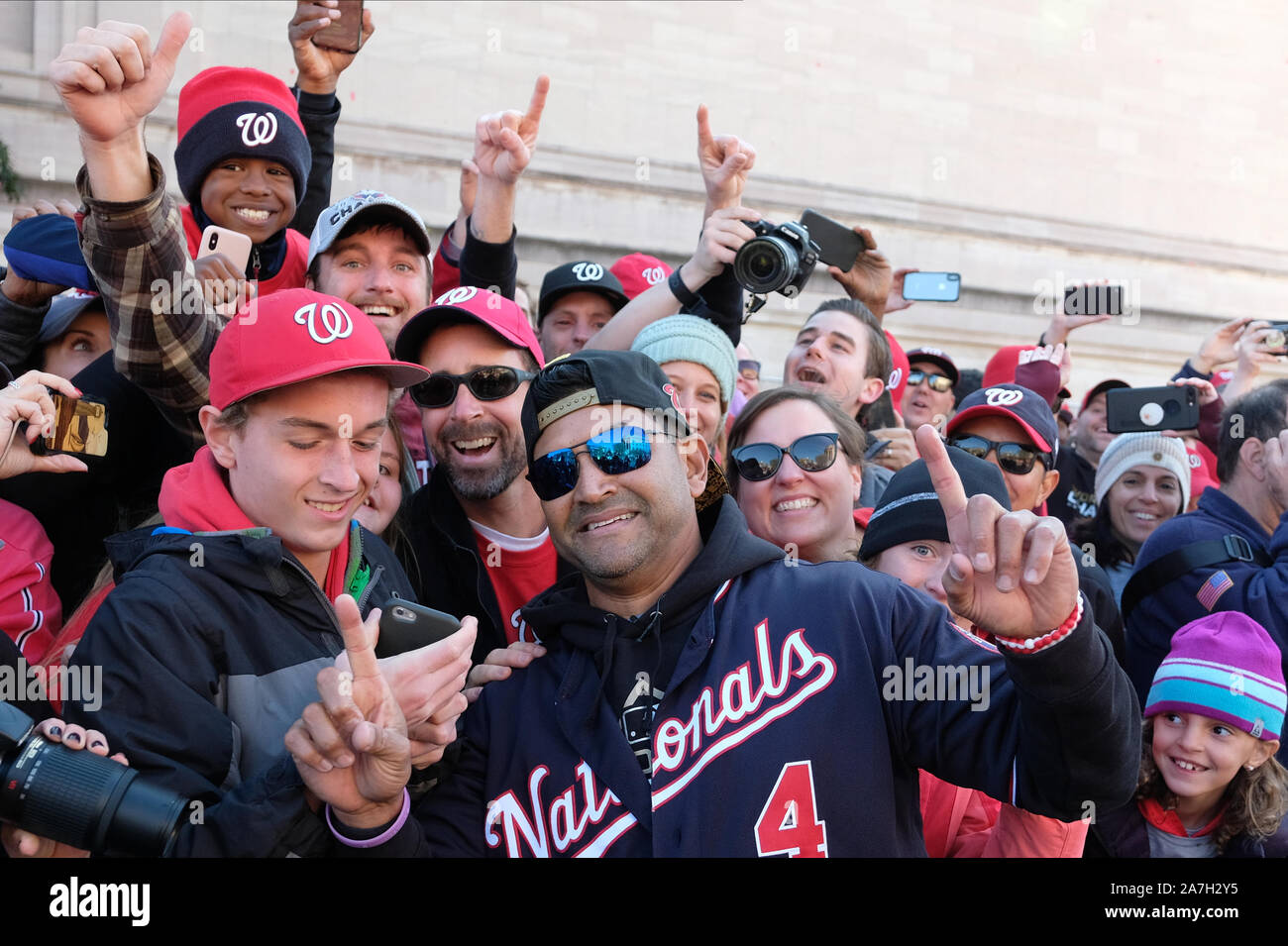 Washington, Stati Uniti. 02Nov, 2019. David Martinez, pullman e manager per i cittadini di Washington, celebra durante la sfilata per la squadra dopo aver vinto la World Series, in Washington, DC il Sabato 2 Novembre, 2019. Foto di Alex Wroblewski/UPI Credito: UPI/Alamy Live News Foto Stock