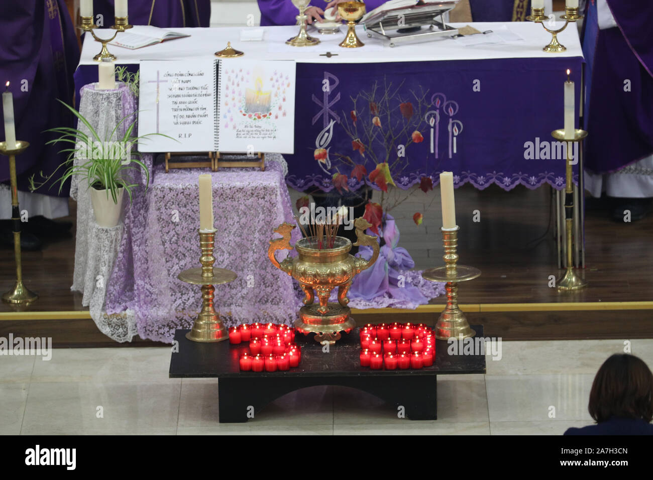 Candele stabiliti come parte della cerimonia per la massa di preghiera e di veglia per la 39 vittime trovati morti all'interno del retro di un autocarro a Grays, Essex, al santo nome di Dio e di Nostra Signora del Sacro Cuore chiesa della Londra la Chiesa vietnamita, nella zona est di Londra. Foto Stock