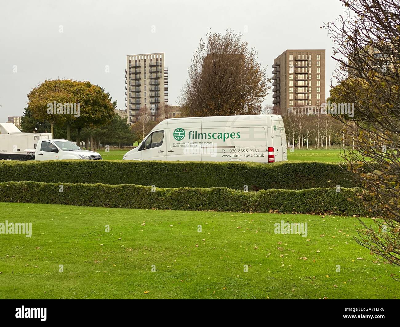 Silvertown, London , REGNO UNITO. Il 2 novembre 2019. Gli attori in attesa di prendere parte alle riprese di scena in Brave New World , un Netflix 8 serie di parte dovuta per il rilascio nel mese di novembre 2020. Foto Stock