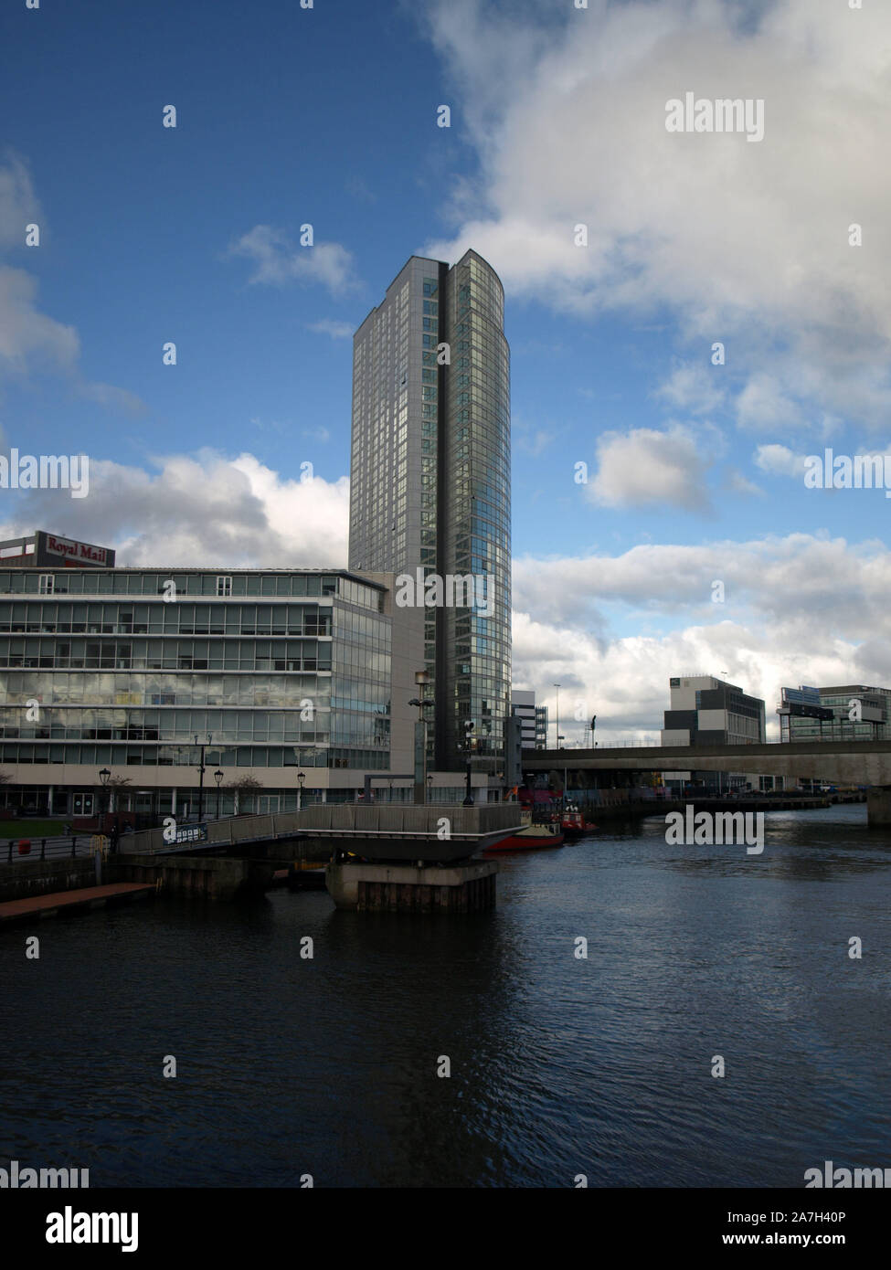 Obel torre in Donegall Quay al fiume Lagan, Belfast City Centre - il più alto edificio di Storeyed in Irlanda Foto Stock