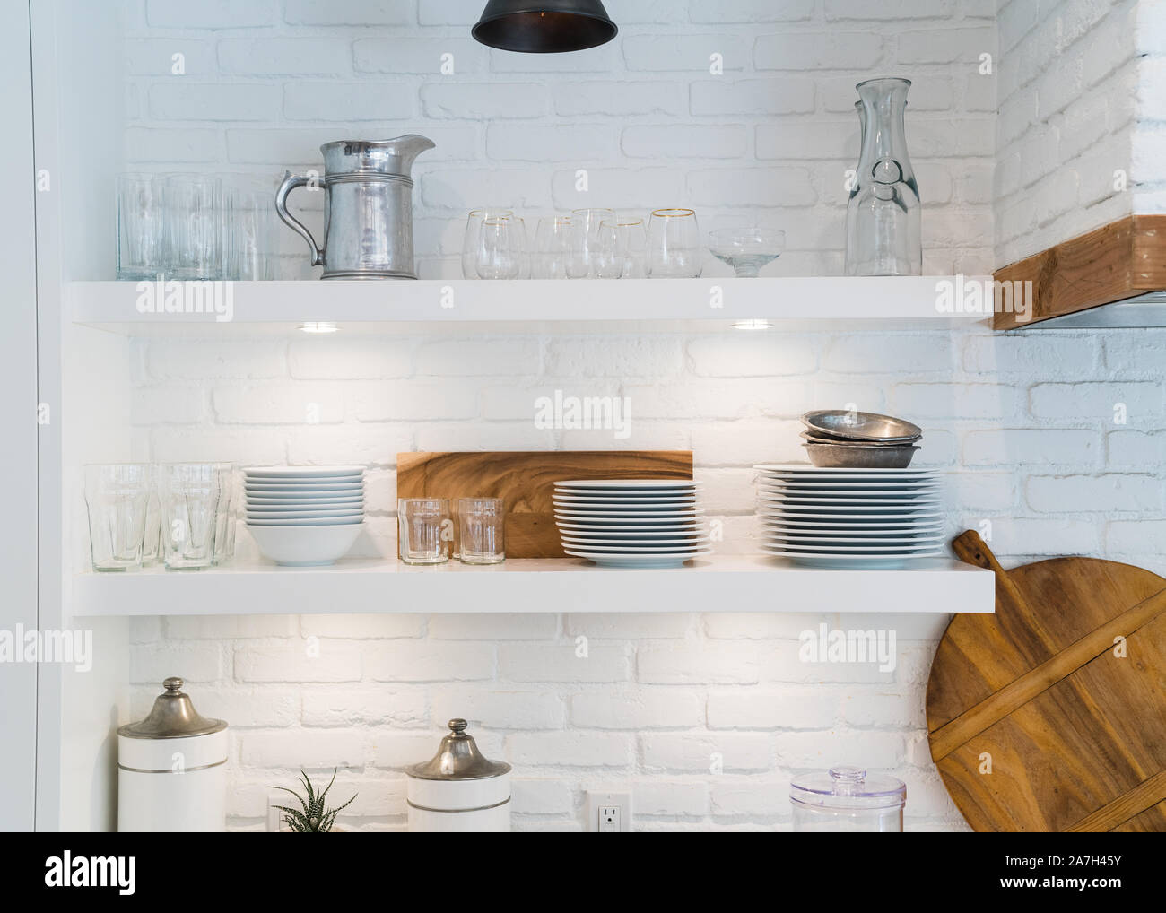 Un design interno moderno e bianco cucina rustica Foto Stock