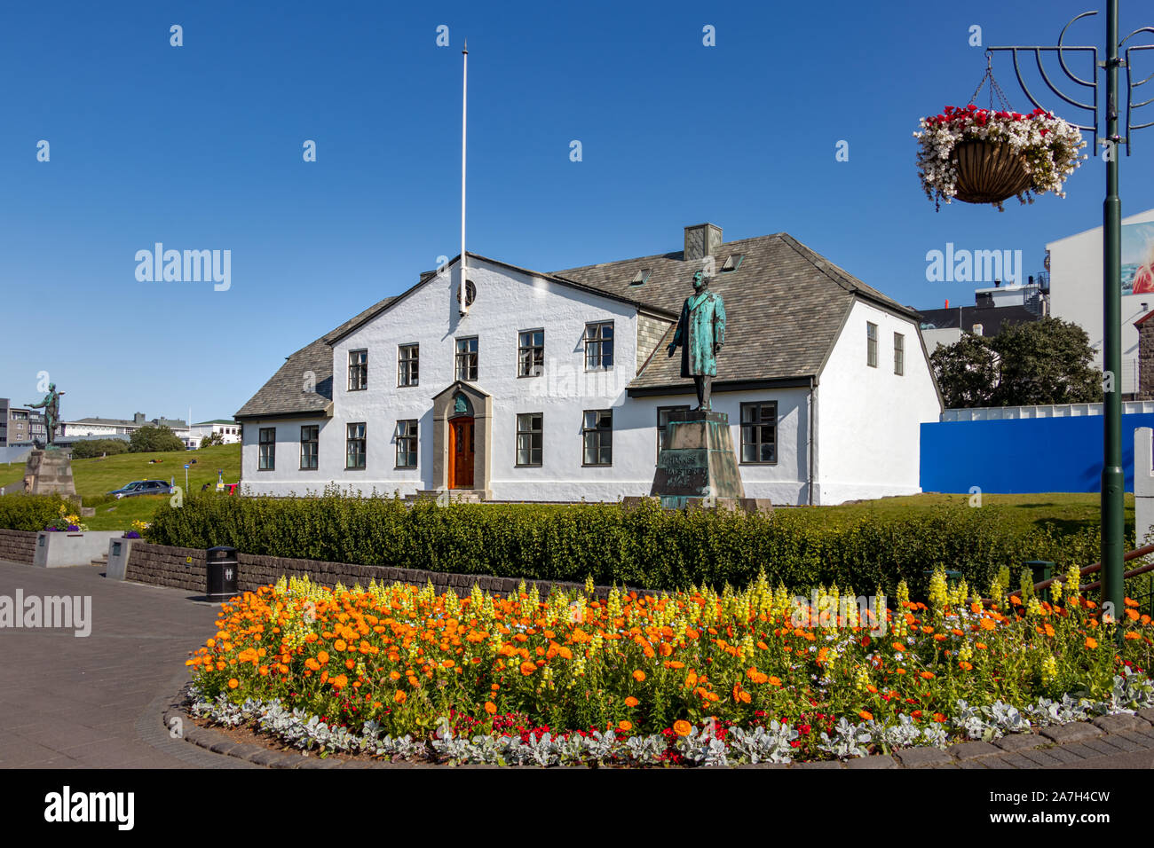 Il Primo Ministro residence Stjornarradshusid e la statua di Hannes HAFSTEIN a Reykjavik, Islanda. Foto Stock