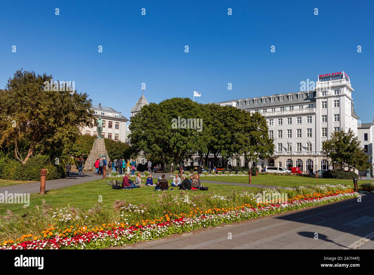 Persone meditando a Austurvollur square con la statua di Jon Sigurdsson in background, Reykjavik, Islanda. Foto Stock