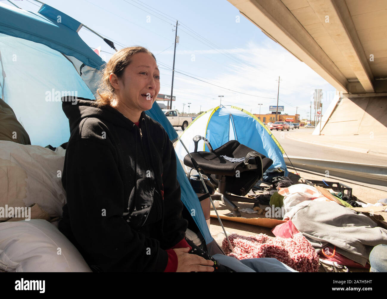 Giorni prima di una repressione minacciato dal governatore del Texas Greg Abbott sul diritto pubblico-di-modo camping, senzatetto Texans, compresi Michelle Pittman, attendono il governatore e autostrada dipartimento azione. La maggior parte sono sicuri dove andranno come rifugi locali sono al di sopra della capacità. Foto Stock