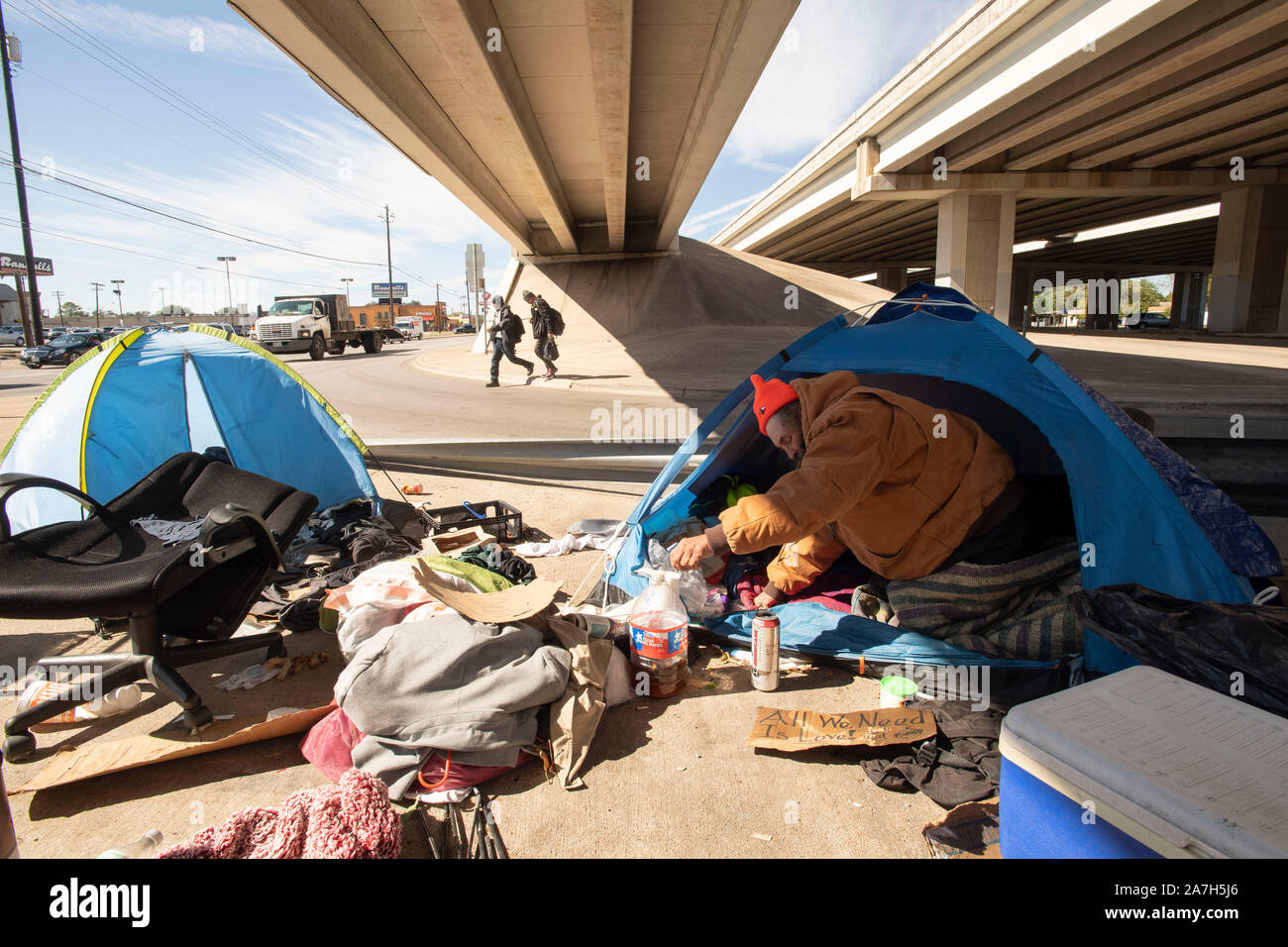 Giorni prima di una repressione minacciato dal governatore del Texas Greg Abbott sul diritto pubblico-di-modo camping, senzatetto Texans inclusi 'Corky', vi aspettano al governatore e autostrada azioni di reparto. La maggior parte sono sicuri dove andranno come rifugi locali sono al di sopra della capacità. Foto Stock