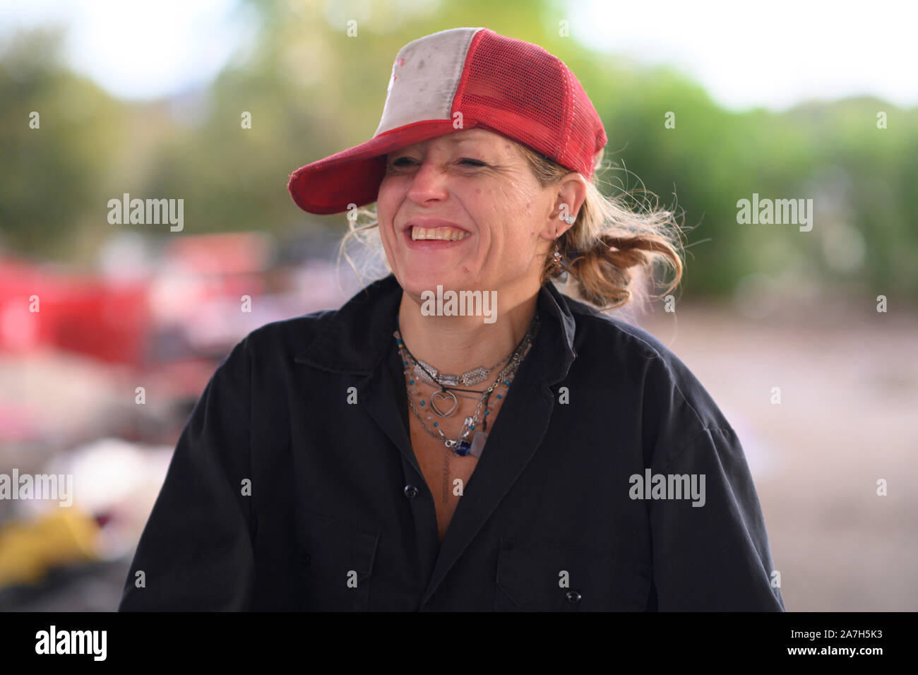 Senzatetto donna che vive in un campo di fortuna sotto una Austin, Texas, autostrada. Foto Stock