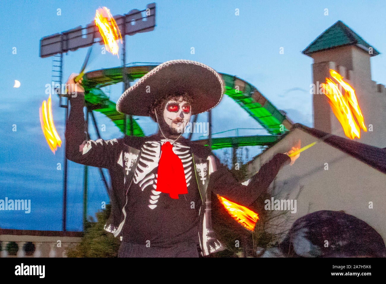 Mostra il progetto "porta sul fuoco" al Day of the Dead Festival – novembre è il mese ospite del Day of the Dead in Messico – e Southport Pleasureland ha messo in scena il suo tocco personale sulla spaventosa celebrazione messicana con una cascata esplosiva di colori e motivi creati durante la danza e muovendosi con luce e vibrante rivelazione in una festa per i sensi. Una serie di fantastici intrattenimenti e celebrazioni hanno portato migliaia di turisti al resort per godersi lo spettacolo. Foto Stock