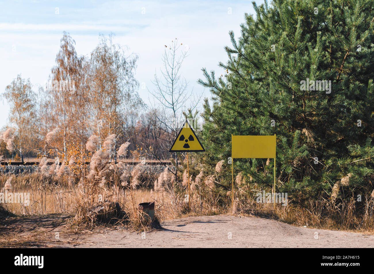 Segno di contaminazione radioattiva in una foresta di Chernobyl in Ucraina in autunno Foto Stock