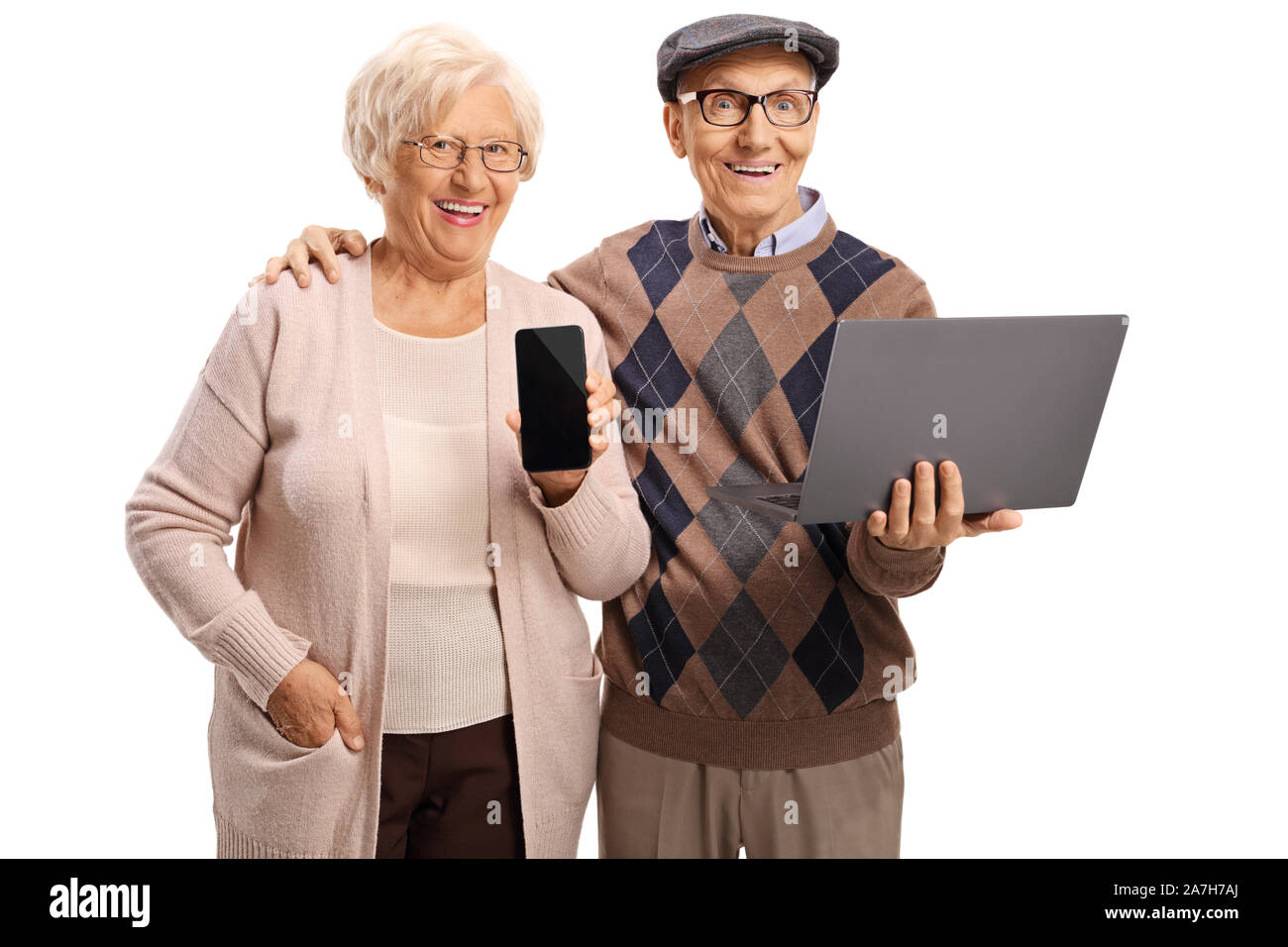 Allegro anziano uomo e donna con un computer portatile e uno smartphone isolati su sfondo bianco Foto Stock