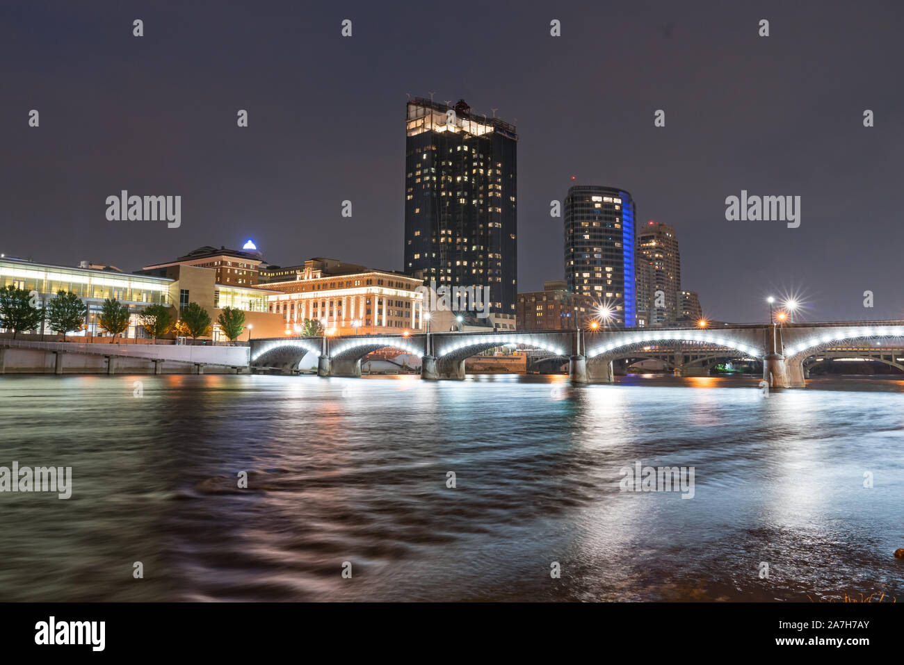 Notte Skyline di Grand Rapids, Michigan lungo il gran fiume Foto Stock