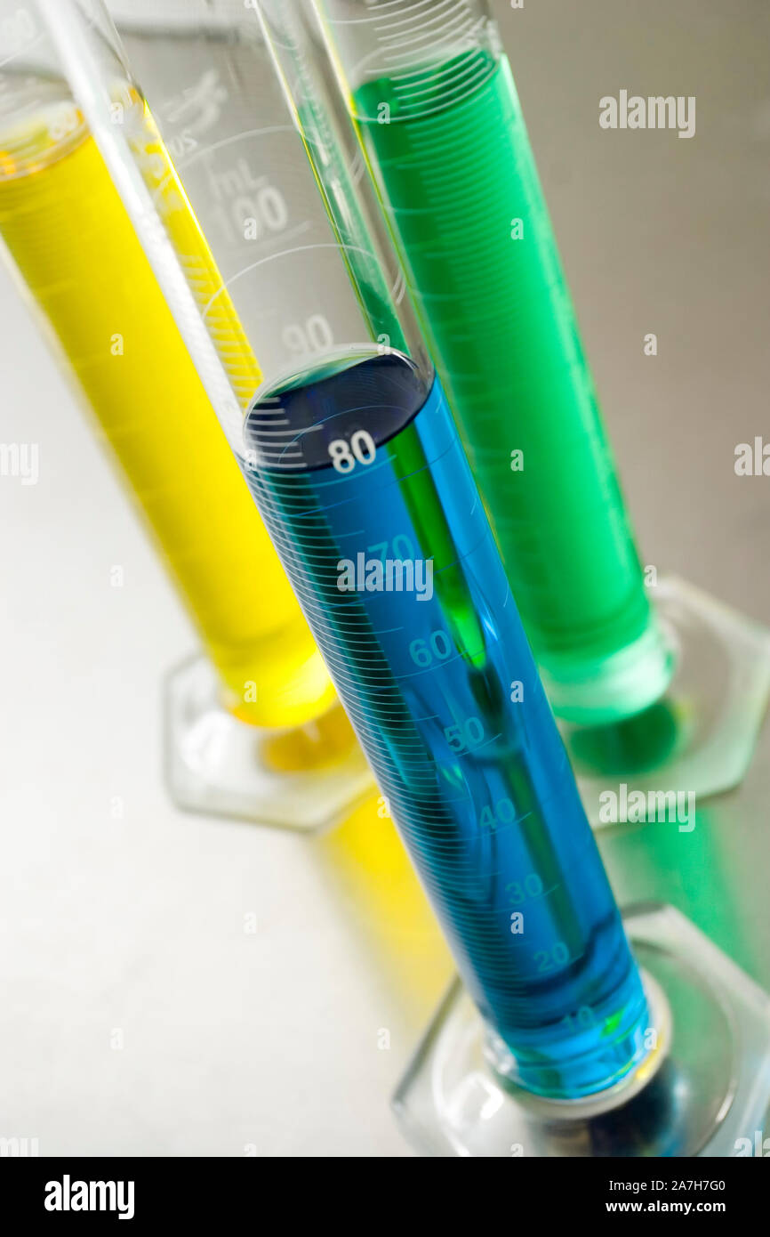 Cilindri graduati riempito con rosso blu e verde di liquidi Foto Stock