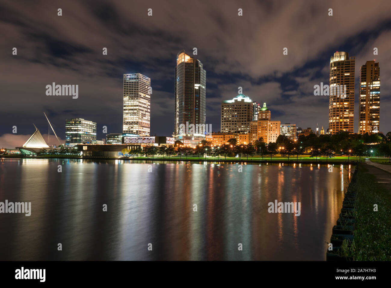 Notte skyline di Milwaukee, Wisconsin dal Lago Michigan Waterfront Foto Stock