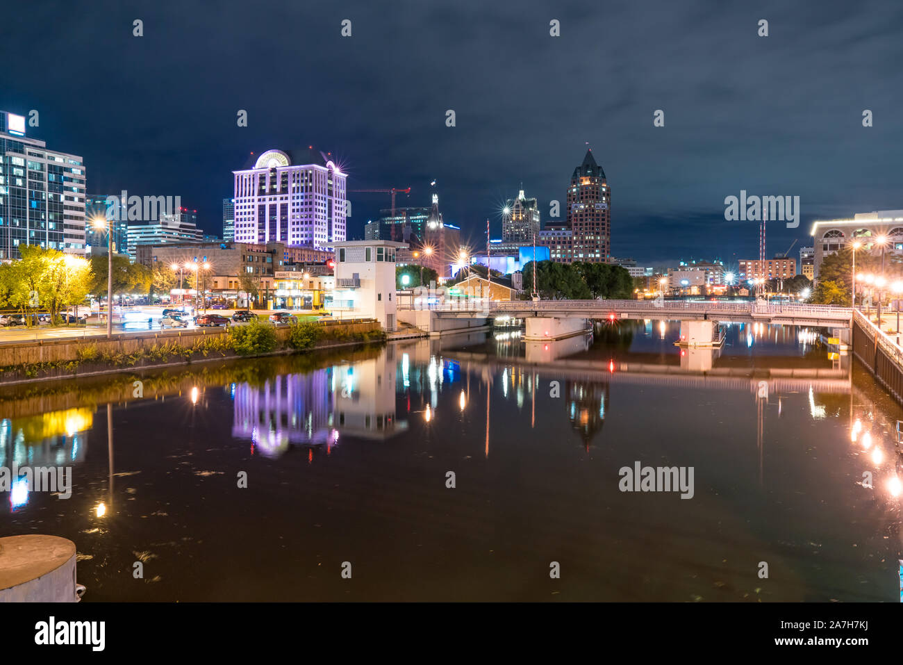 Milwaukee, Wisconsin Skyline di notte lungo il fiume Milwaukee Foto Stock