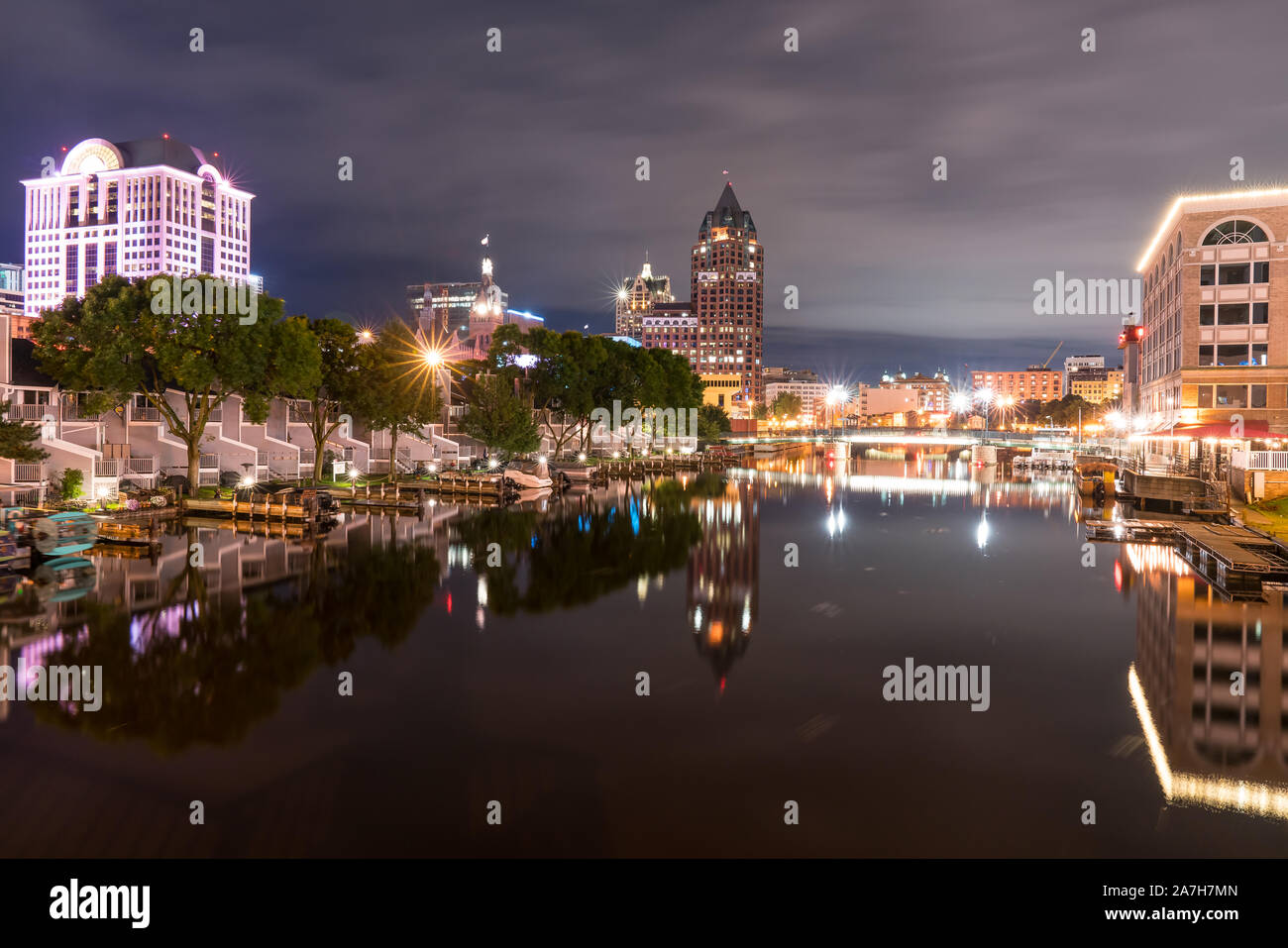 Milwaukee, Wisconsin Skyline di notte lungo il fiume Milwaukee Foto Stock