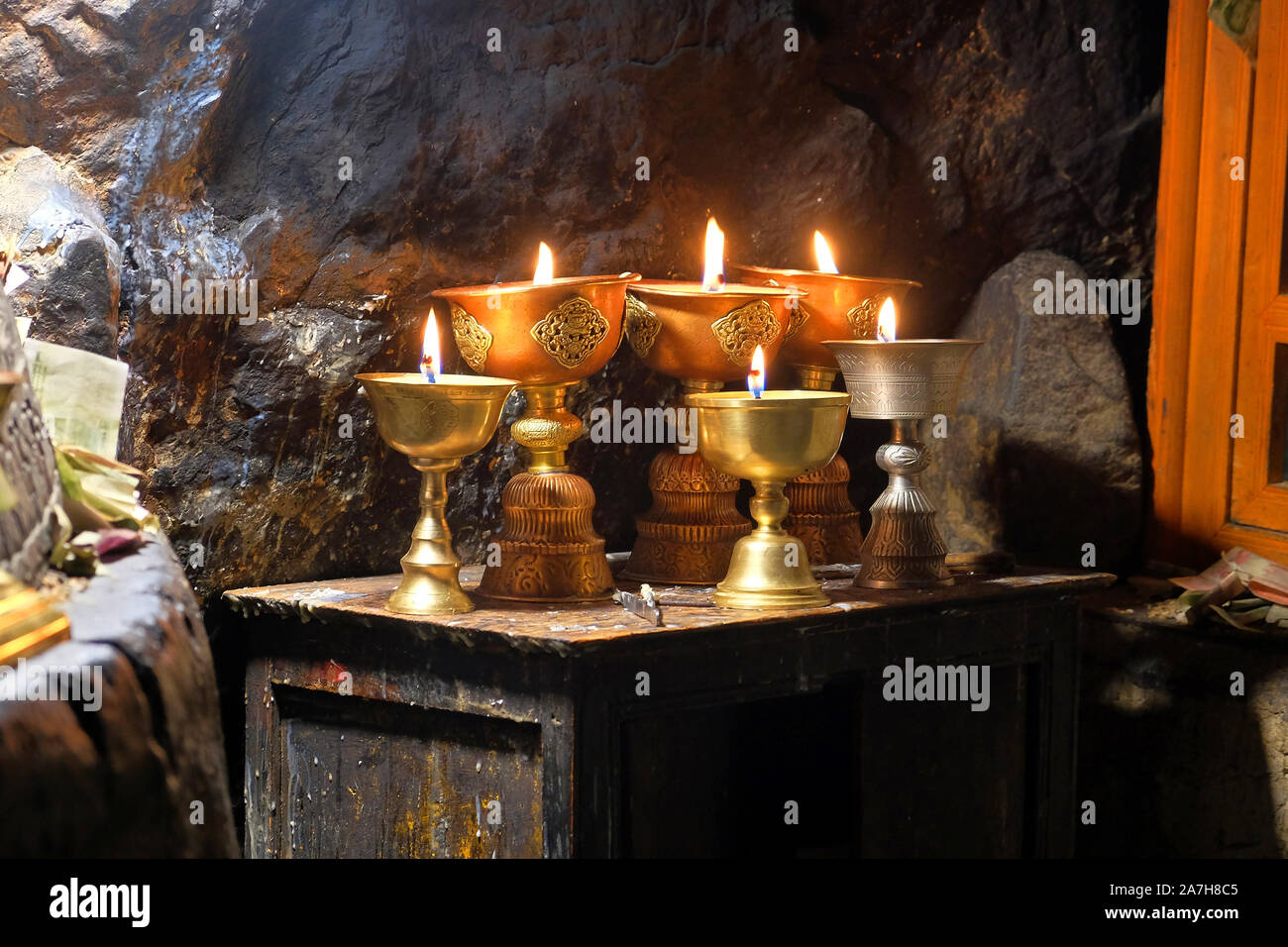 Candele accese presso il monastero RongPu, al Campo Base Everest in Tibet Foto Stock