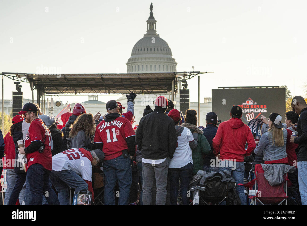 Washington, Stati Uniti. 02Nov, 2019. I fan di arrivare presto per ottenere una vista del Washington cittadini sfilano dopo aver vinto la World Series a Washington DC, sabato 2 novembre, 2019. Foto di Ken Cedeño/UPI Credito: UPI/Alamy Live News Foto Stock