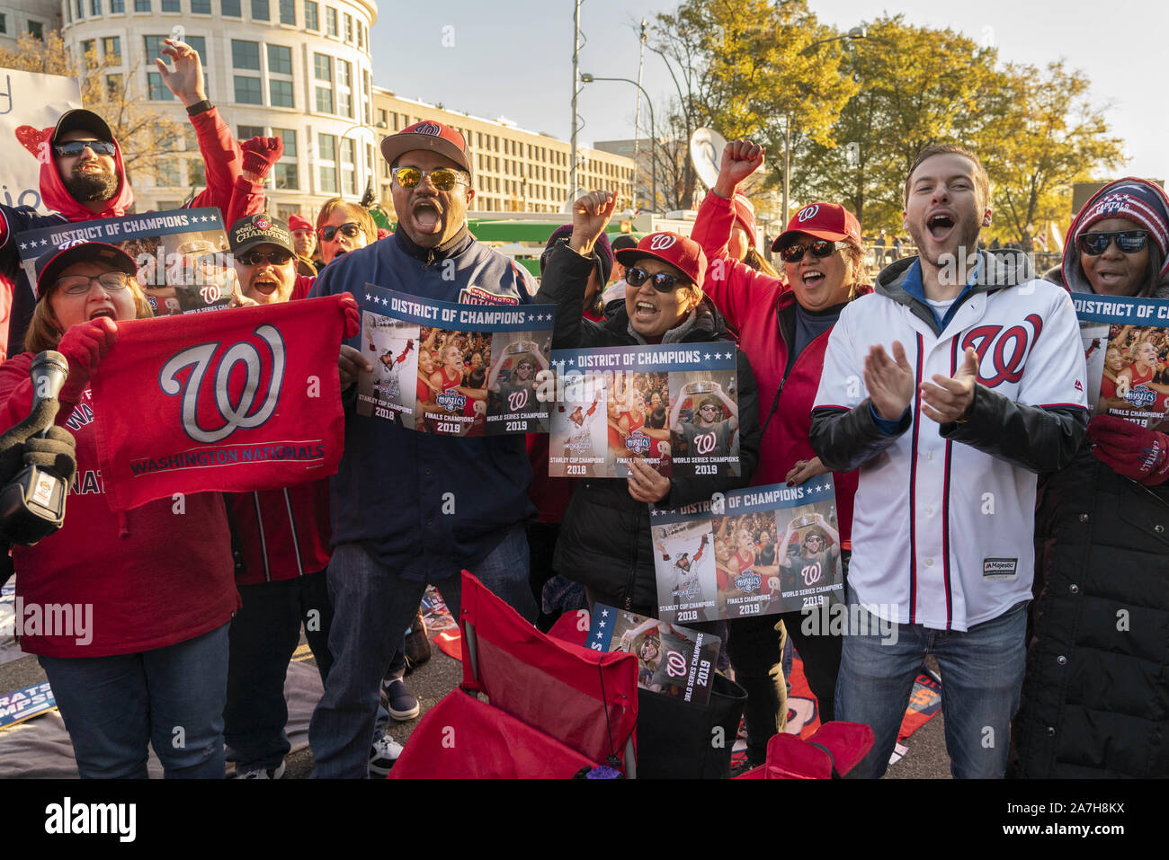 Washington, Stati Uniti. 02Nov, 2019. I fan di arrivare presto per ottenere una vista del Washington cittadini sfilano dopo aver vinto la World Series a Washington DC, sabato 2 novembre, 2019. Foto di Ken Cedeño/UPI Credito: UPI/Alamy Live News Foto Stock