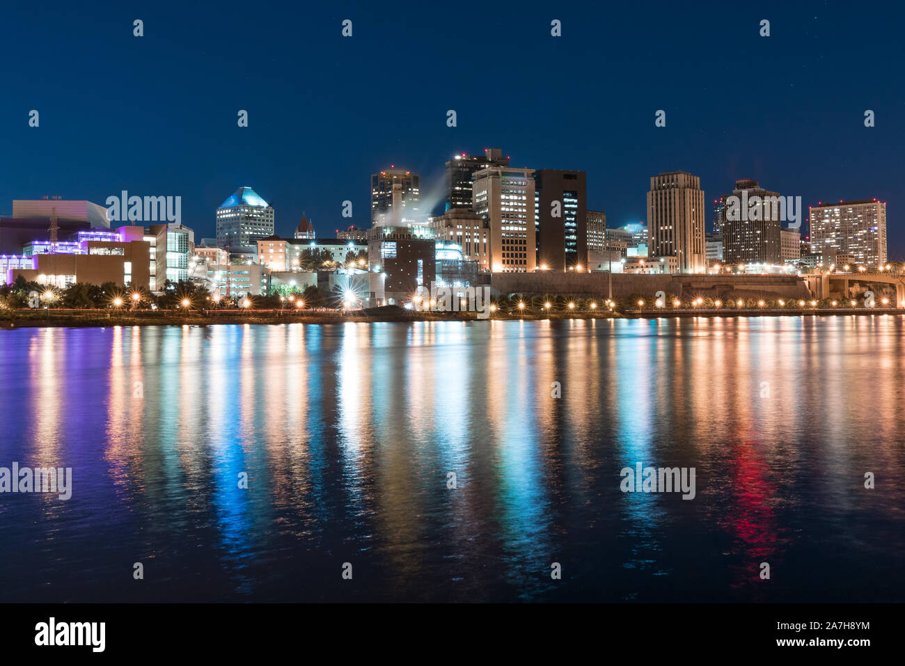 San Paolo, Minnesota skyline di notte lungo il fiume Mississippi Foto Stock