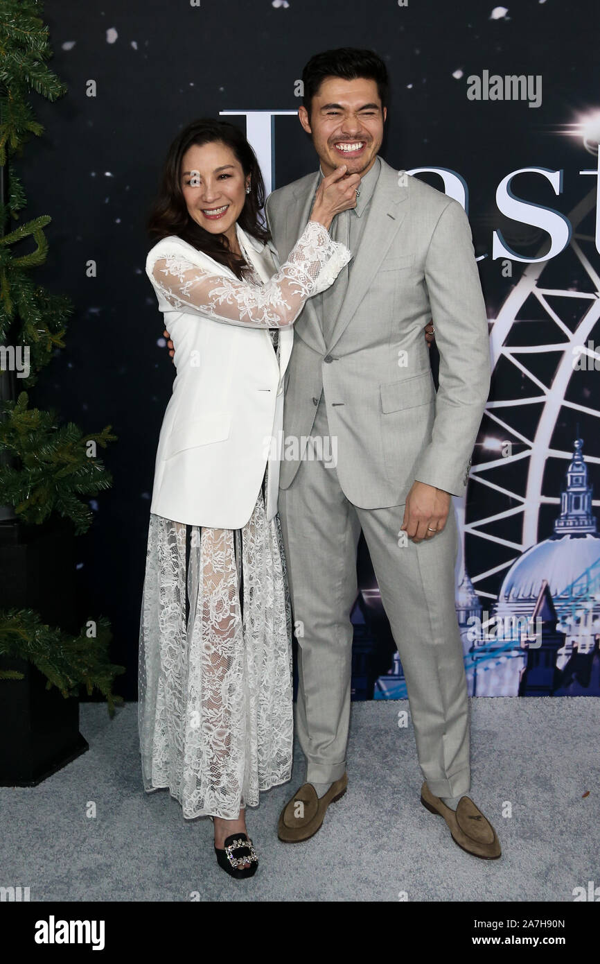 Michelle Yeoh (L) e Henry Golding assistere alla premiere di 'ultimo Natale' a AMC Lincoln Square su ottobre 29, 2019 a New York City. Foto Stock