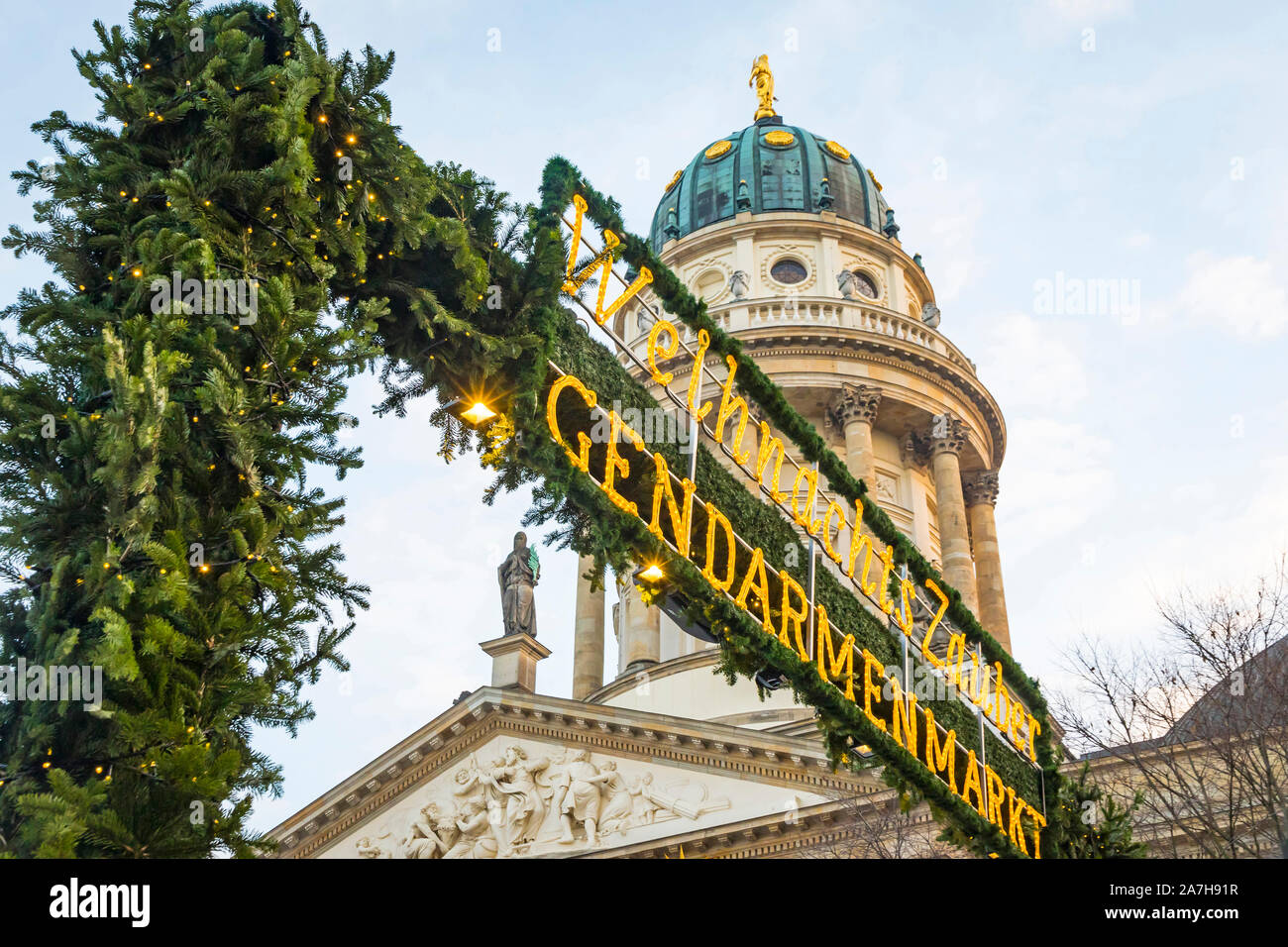 Entrata segno di benvenuto di Gendarmenmarkt Mercatino di Natale di Berlino, Germania. Uno dei più famosi mercatini di Natale in Europa. Chiesa francese (Franzosi Foto Stock