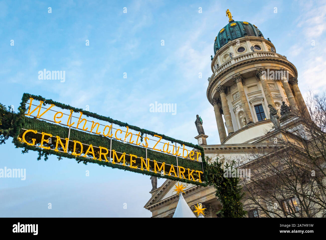 Entrata segno di benvenuto di Gendarmenmarkt Mercatino di Natale di Berlino, Germania. Uno dei più famosi mercatini di Natale in Europa. Chiesa francese (Franzosi Foto Stock