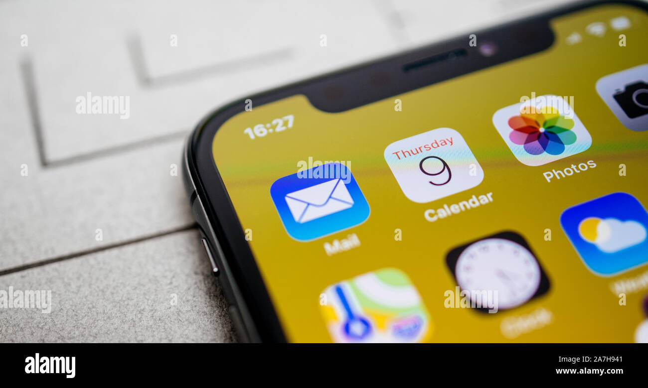 Parigi, Francia - Nov 11, 2017: Applicazioni i dettagli delle icone più recenti computer Apple iPhone 11 Pro dotato di macro shot del calendario, foto e Mail domin Foto Stock