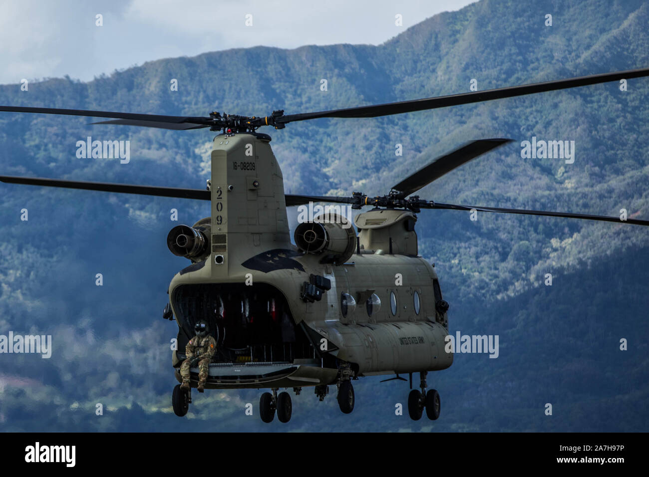 CH-47 elicottero Chinook si prepara per la rivista ufficiale del XXV  Divisione di Fanteria di soldati, completare con il cavalcavia dal 25  elicotteri cabina ott. 31, 2019 a Schofield caserma, Hawaii. Soldati