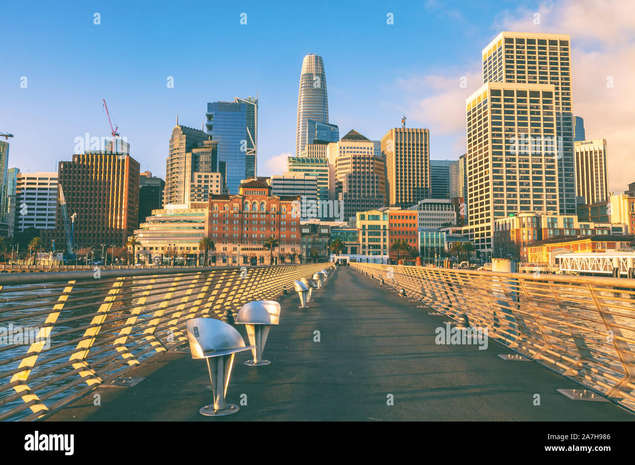 Vista di San Francisco Downtown da Pier 14 all'alba, California, Stati Uniti. Foto Stock