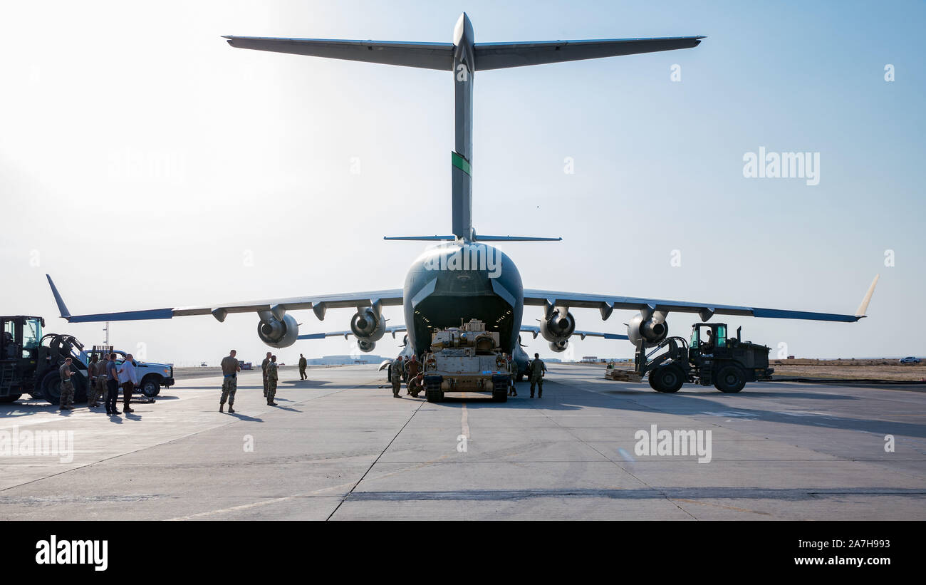 Stati Uniti Soldati nel 4° Battaglione, 118a Reggimento di Fanteria, 30 Armored Brigade Combat Team, North Carolina Esercito Nazionale Guardia, attaccato alla manovra di 218th Brigata Enhancement, Carolina del Sud Esercito nazionale di protezione, fornire M2A2 Bradley veicoli da combattimento per il supporto per Combined Joint Task Force-Operation inerenti risolvere (CJTF-funzione OIR) Ali Al Salem Air Base, Kuwait, Ottobre 30, 2019. La fanteria meccanizzata truppe saranno partner con la siriana Forze Democratiche per negare Daesh accesso alle infrastrutture critiche nella parte orientale della Siria. CJTF-funzione OIR rimane impegnato per la perdurante sconfitta di Daesh. (U.S. Esercito Reser Foto Stock