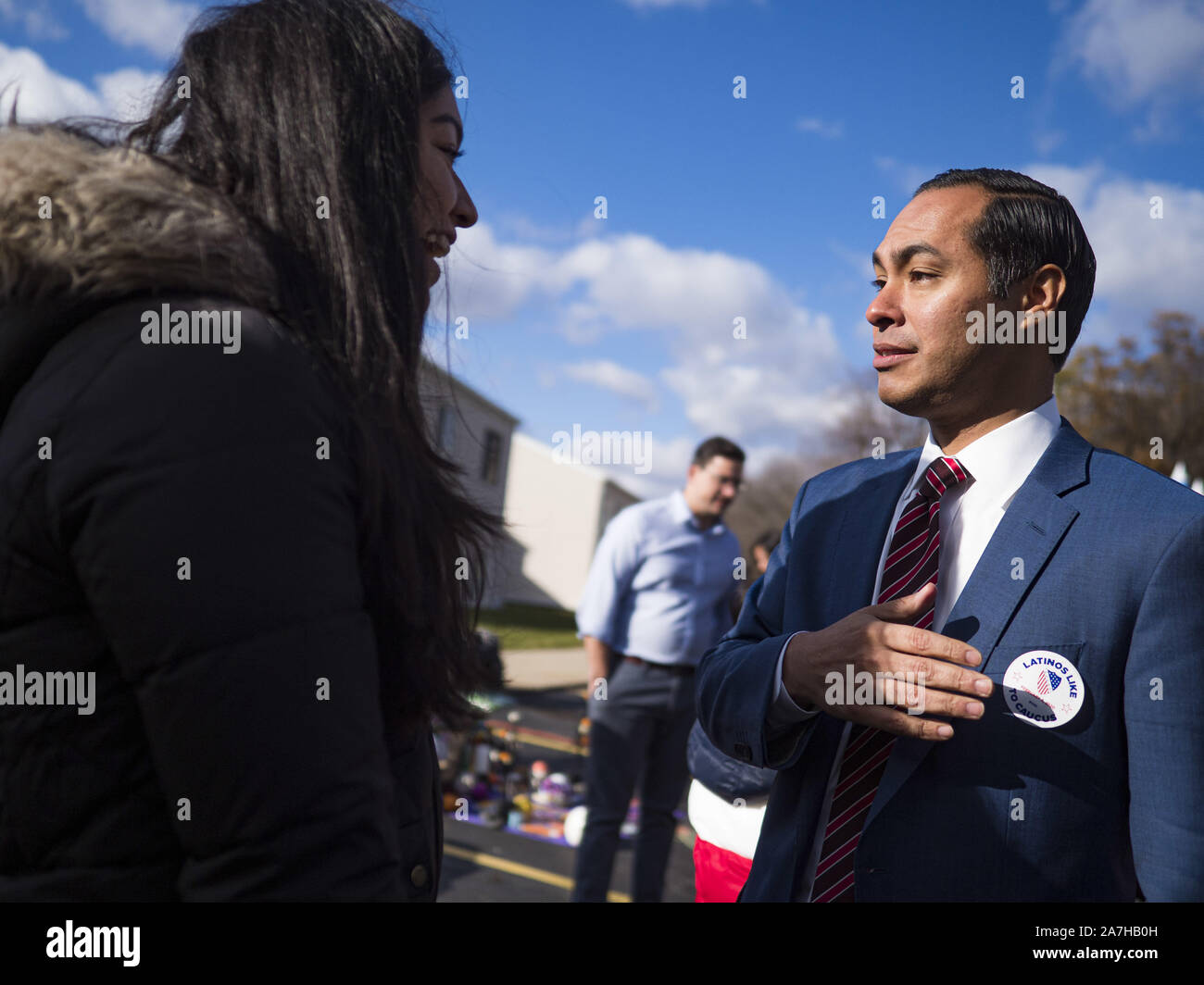 Des Moines, Iowa, USA. 2° Nov, 2019. Ex Segretario di Albergare e Sviluppo Urbano JULIAN CASTRO parla ai membri di Des Moines' comunità Latino sabato. Castro ha visitato un Dias de los Muertos (Giorno dei Morti) block party in nella comunità. Castro è in Iowa di campagna elettorale per essere il candidato democratico per la Presidenza USA nel 2020. Iowa è il primo stato ad ospitare una selezione presidenziale evento. L'Iowa Caucaso sono Febbraio 3, 2020. Credit: Jack Kurtz/ZUMA filo/Alamy Live News Foto Stock