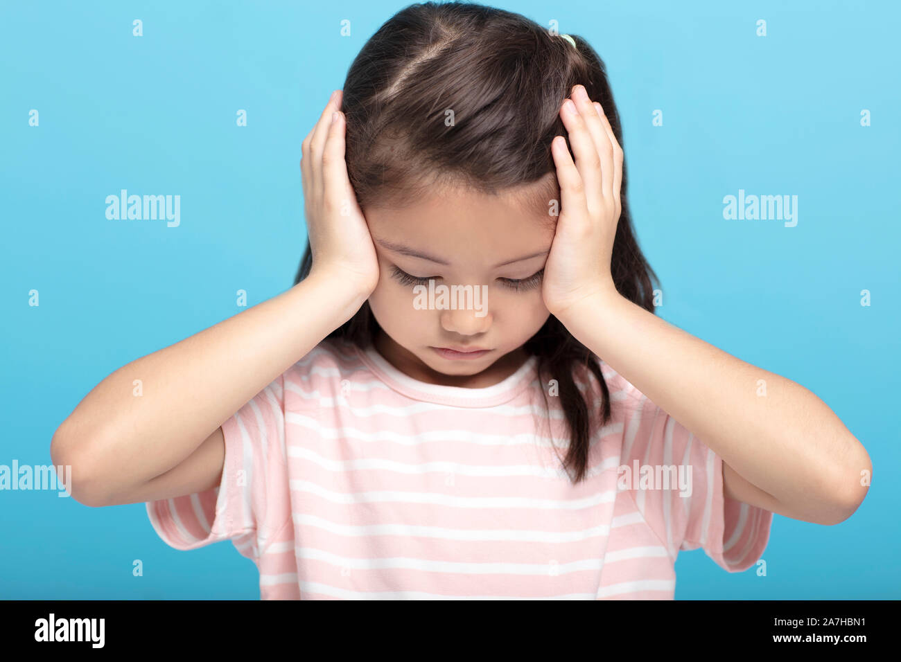 Bambina con mal di testa e problemi Foto Stock